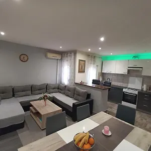 Apartment Hukic A2 And A1, Fažana